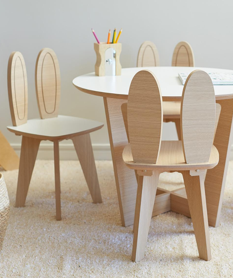 Ambientación cool con la mesa de madera para niños