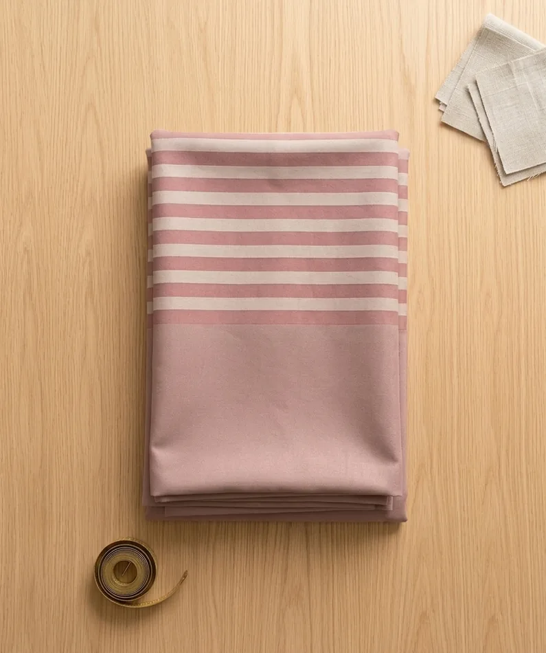 Detalle de la tela black out tricapa estampada a rayas de las cortinas para living