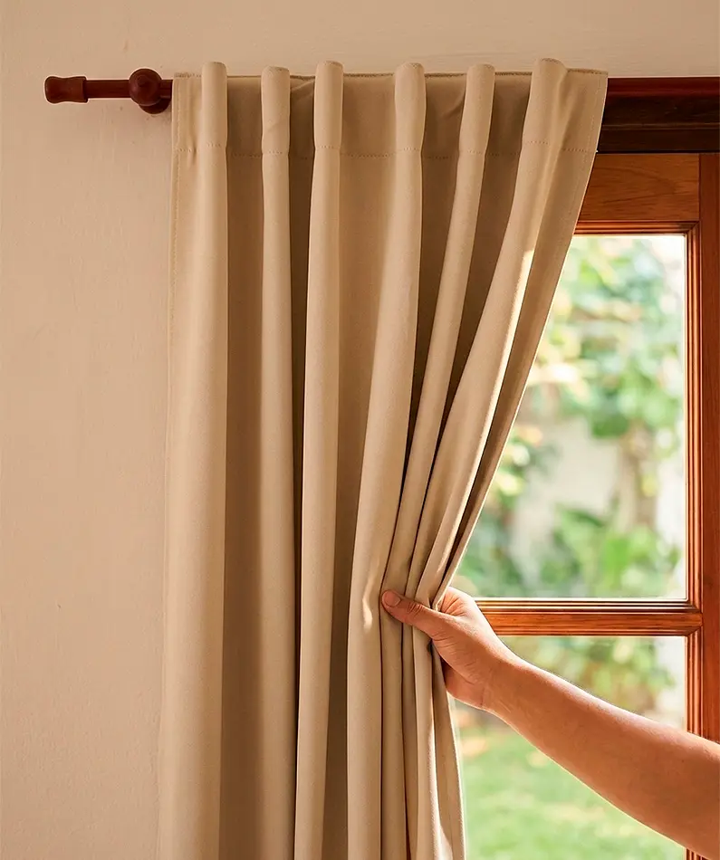 Cortinas black out textil a medida con barral de madera
