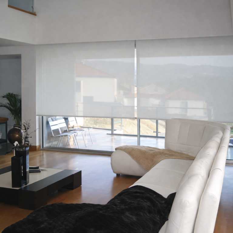 Cortina roller sunscreen instalada en living