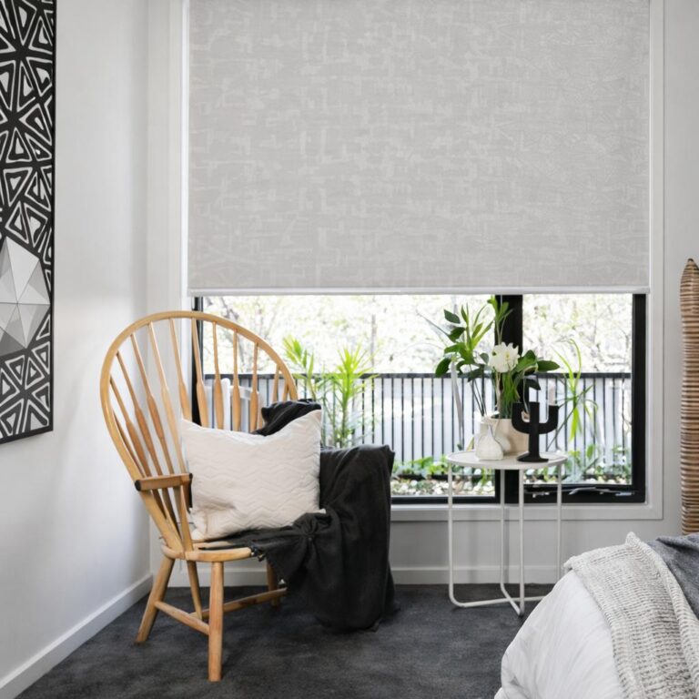 Cortina roller black out instalada en dormitorio