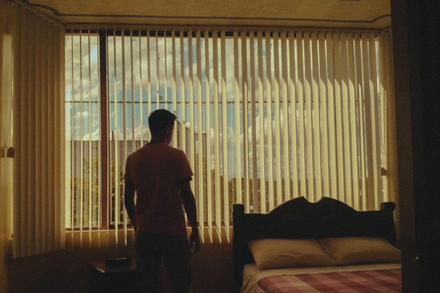 Dormitorio con cortinas de bandas verticales para oscurecer
