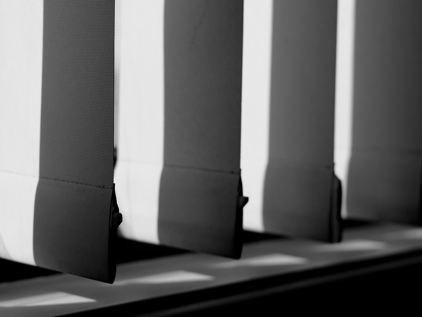 Bandas verticales blackout con contrapesos, detalle del sistema