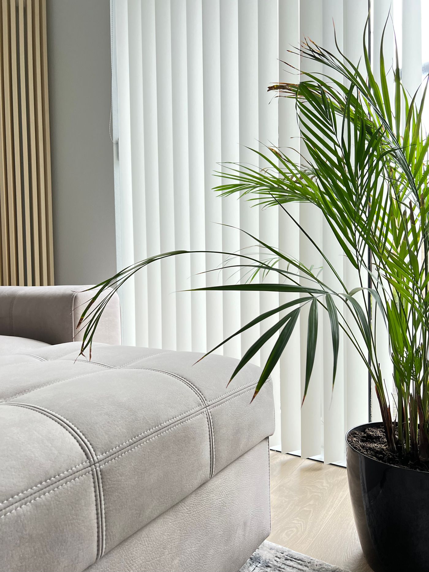 Living con cortinas de bandas verticales traslúcidas