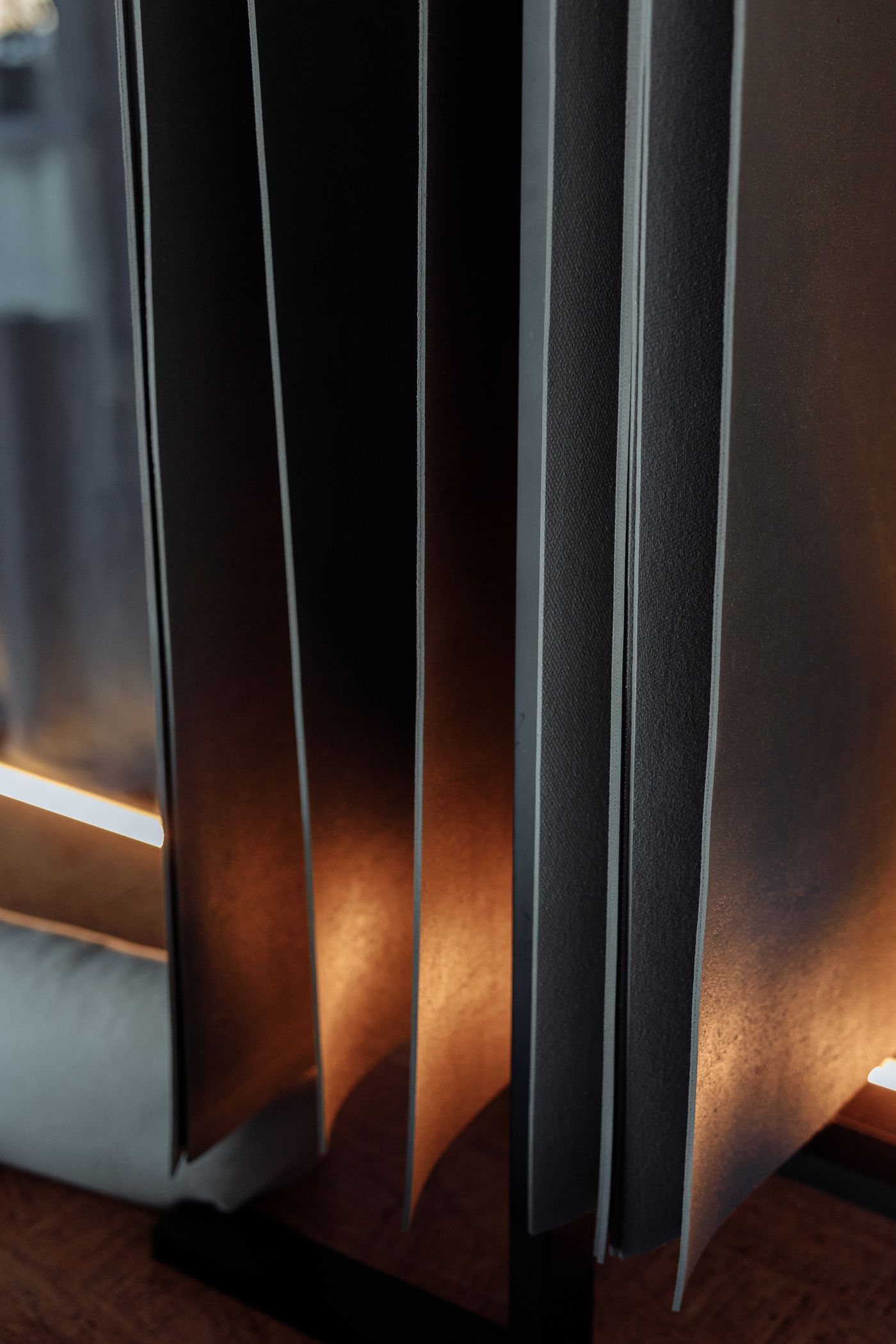 Cortinas de bandas verticales blackout con luz cálida en el borde
