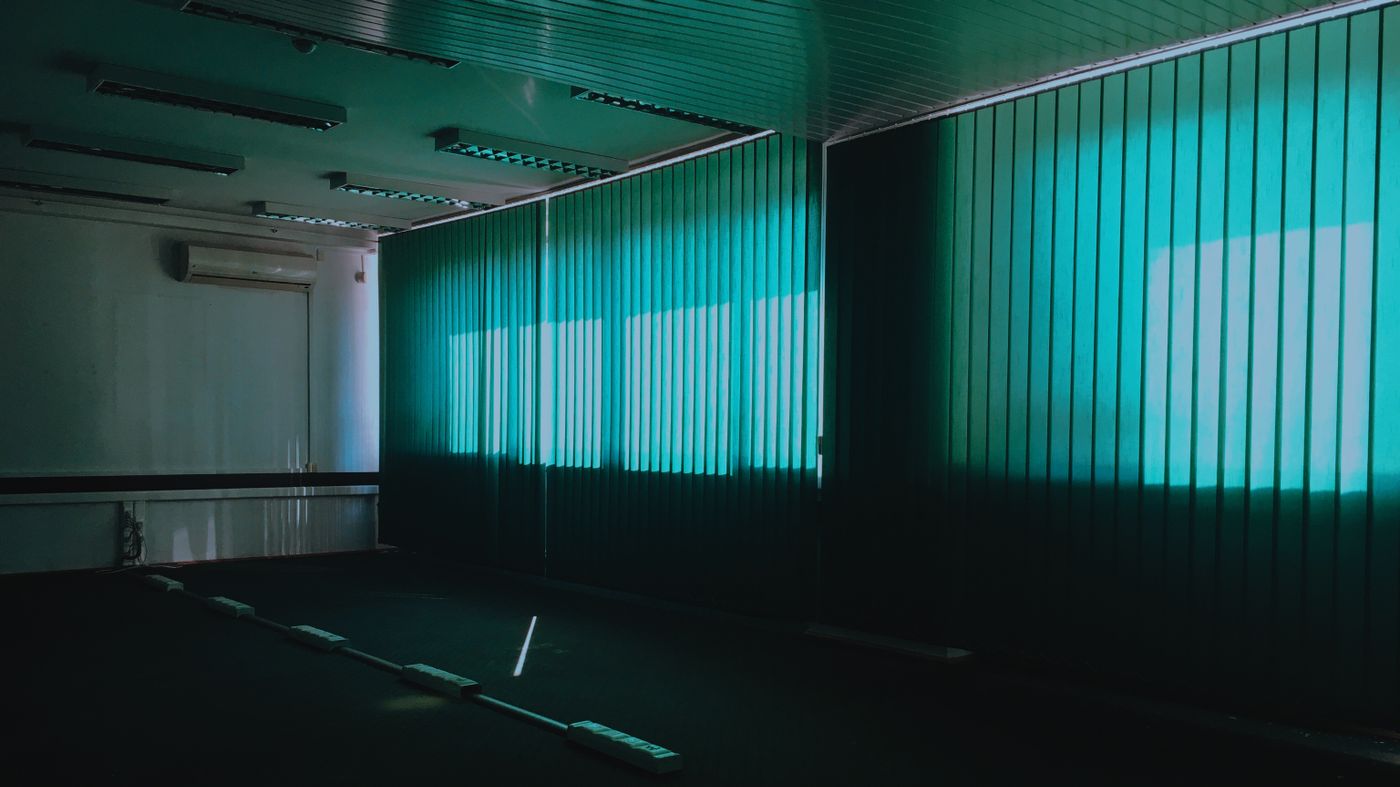 Sala de reuniones con cortinas verticales sun screen